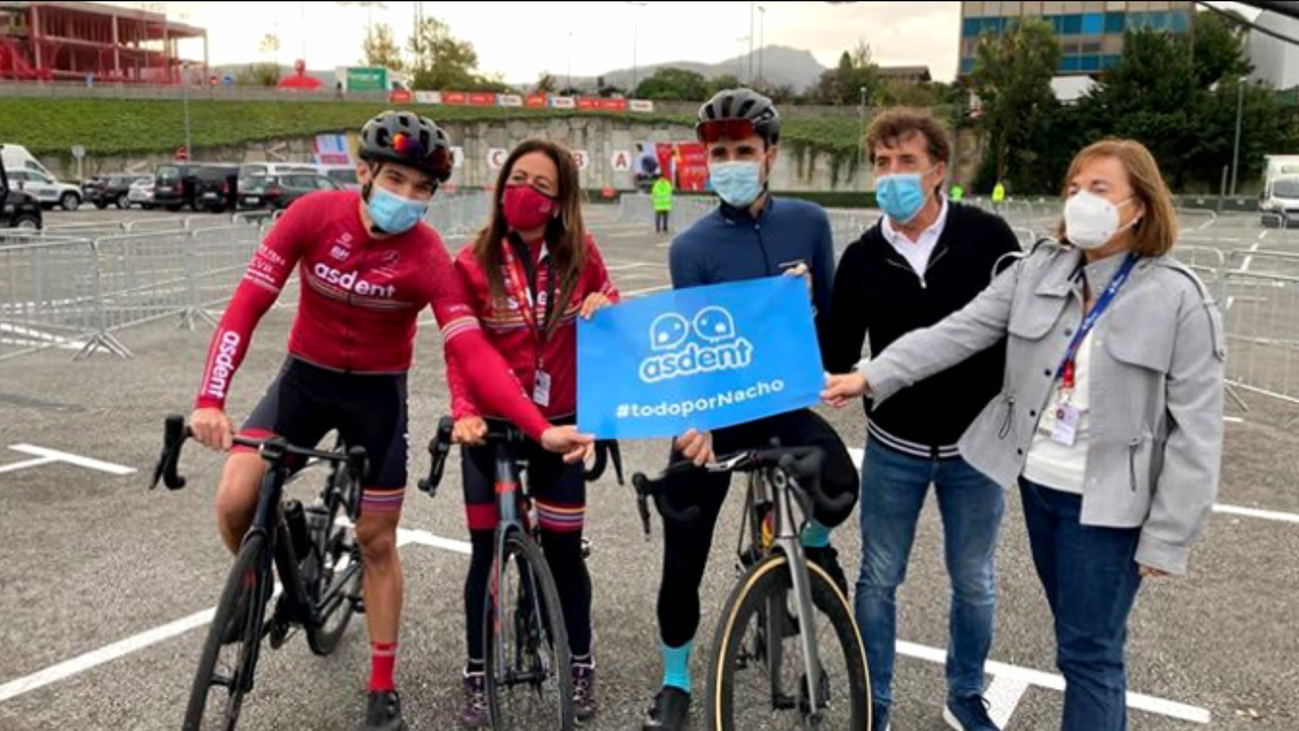 El reto de Eva, una madre que, a pedales, busca apoyo para investigar la enfermedad de su hijo