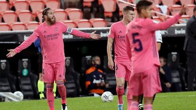 4-1. Tres penaltis y un gol en propia puerta derrotan al Real Madrid en Valencia