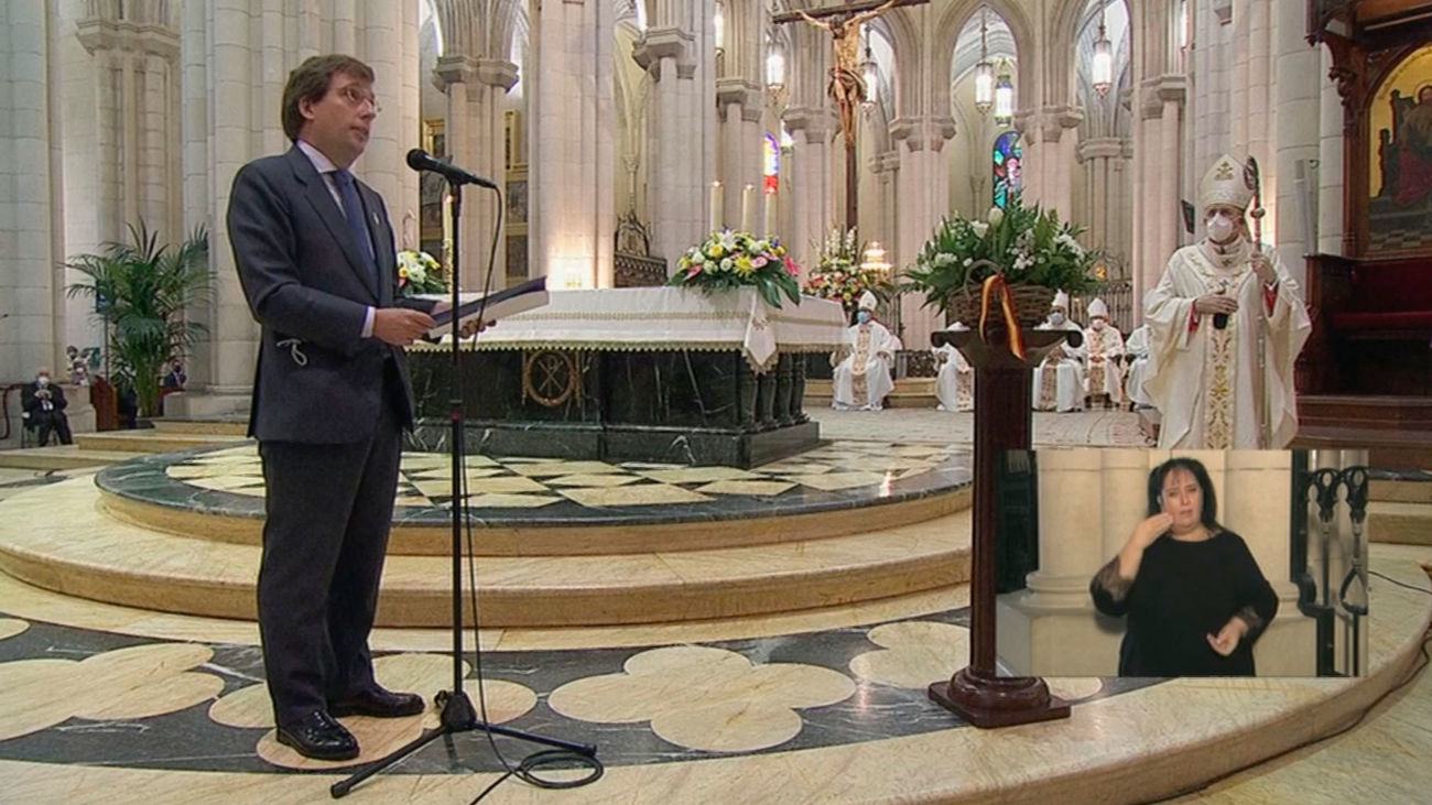 El alcalde de Madrid en la catedral de La Almudena