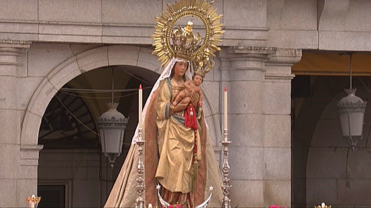 La imagen de la Almudena permanecerá en el atrio exterior para que los madrileños puedan verla