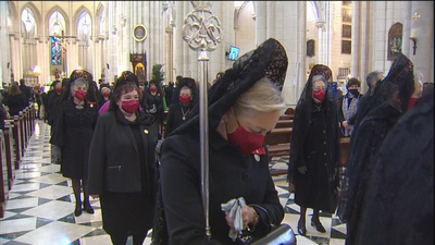 Muchos madrileños se acercan a la catedral para estar más cerca de La Vigen de la Almudena