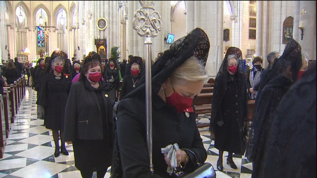 Muchos madrileños se acercan a la catedral para estar más cerca de La Vigen de la Almudena