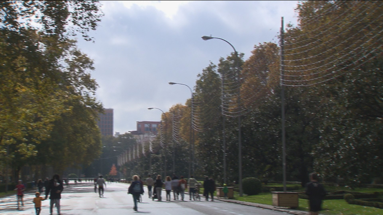 Los madrileños disfrutan en la calle del día su patrona