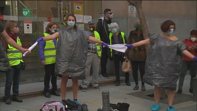 Concentración de sanitarios contra los traslados al hospital Isabel Zendal: "Necesitamos personal, no ladrillo"