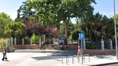 Los jardines de Enrique Herreros, en Vallehermoso, estrenan zonas verdes y caninas