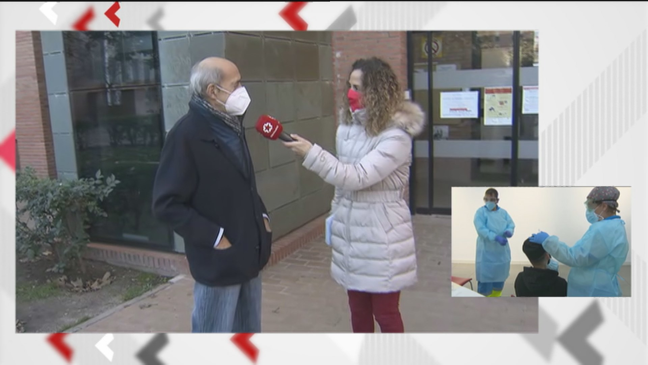 Vecinos de Villaamil, en Tetuán, salen de su zona restringida para hacerse los test de antígenos