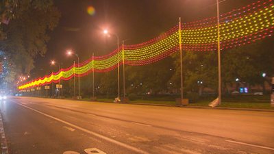 Una bandera de España gigante para iluminar la Navidad madrileña