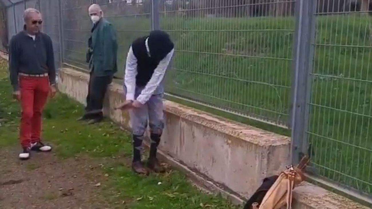 El espectacular golpe de un golfista invidente madrileño apoyándose en un muro