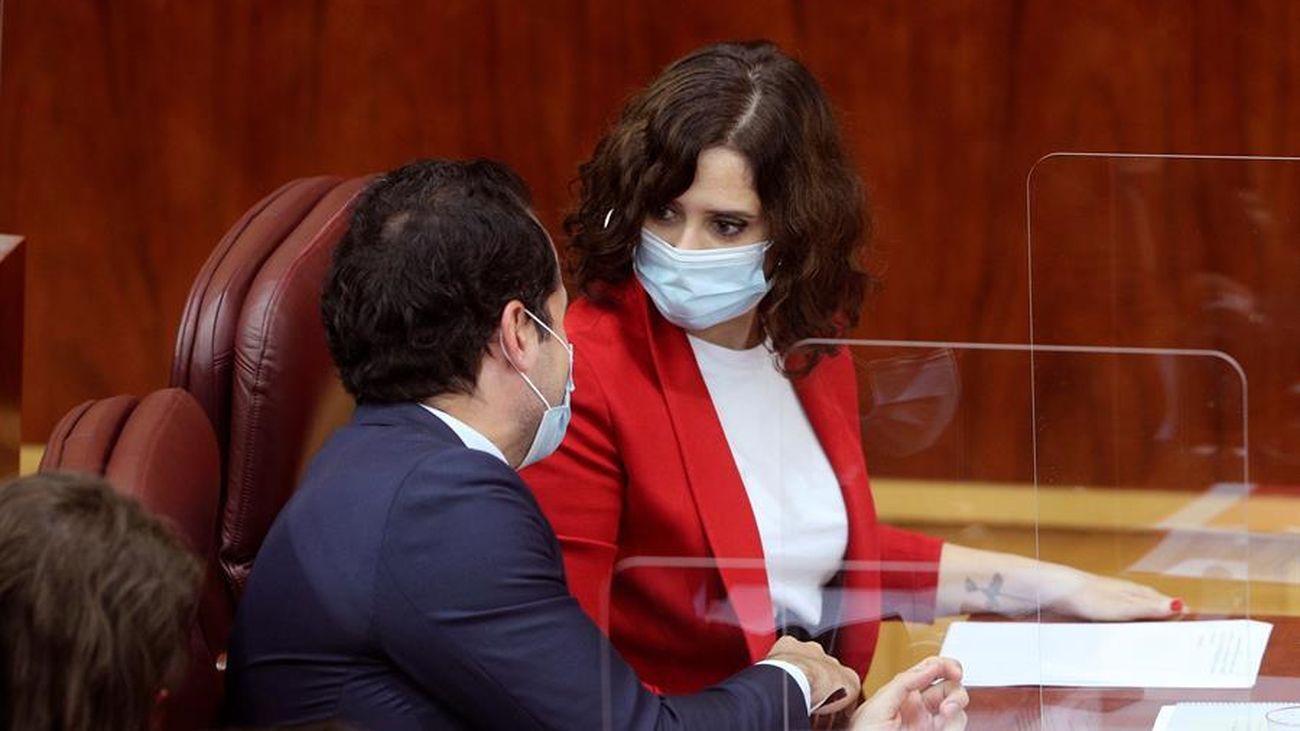 Isabel Díaz Ayuso conversa con Ignacio Aguado durante el Pleno de la Asamblea de Madrid