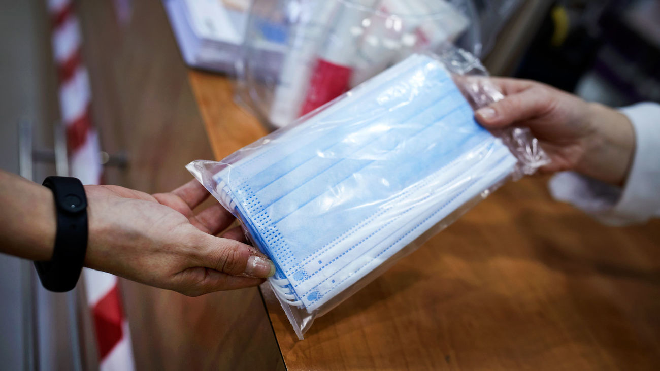 Las mascarillas desechables se usan 12 horas de media, tres veces más de lo aconsejable
