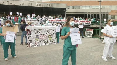 Protesta de sanitarios  contra la precariedad de sus contratos y los traslados al hospital de pandemias