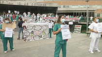 Protesta de sanitarios  contra la precariedad de sus contratos y los traslados al hospital de pandemias