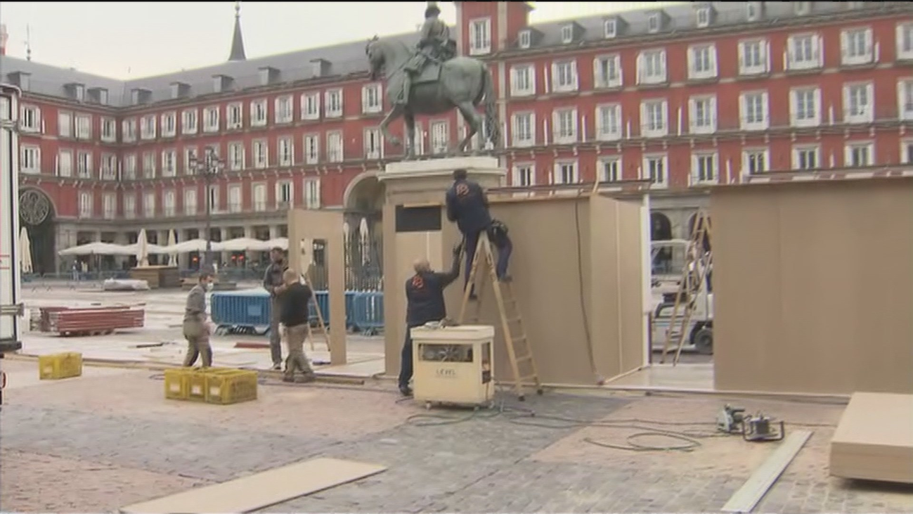 Instalan ya el mercadillo de Navidad en la Plaza Mayor