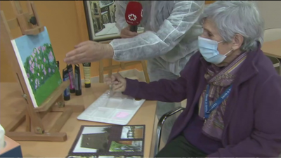 Así usan su tiempo los mayores en las residencias mientras esperan la flexibilidad en las visitas