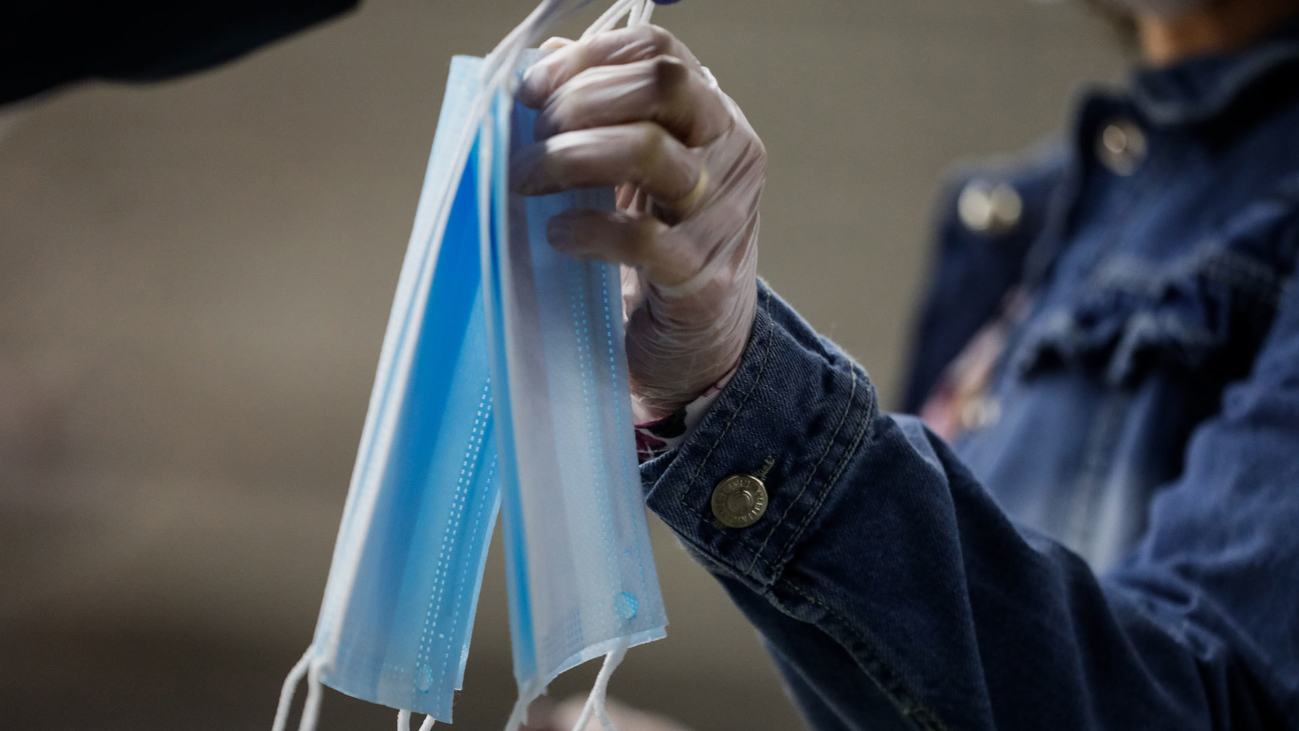 Sanidad acuerda bajar el 25% el precio máximo de las mascarillas desechables