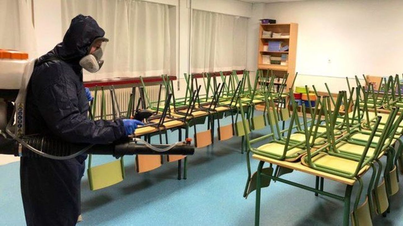 Desinfección en el aula de un colegio público