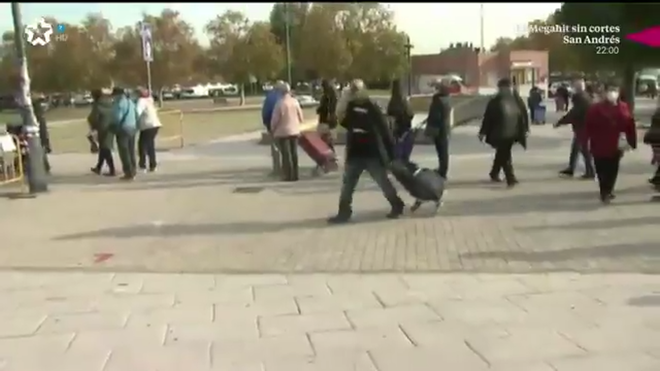Más de un kilómetro y medio de colas para acceder al mercadillo de San Fernando de Henares