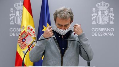 El Consejo General de Colegios de Médicos pide el cese de Fernando Simón