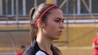 Conocemos de cerca a Isabel Bolet, futbolista, enfermera, poeta y modelo