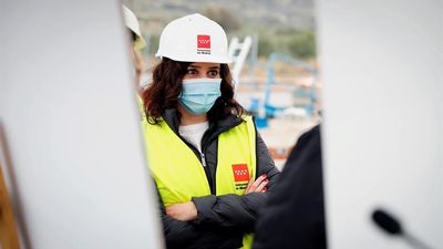 Charito, la edil de 96 años de Patones, sorprende a Ayuso para reclamar un aparcamiento