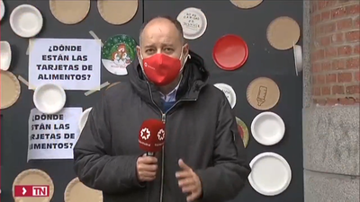Protesta en Madrid con platos vacíos para denunciar que hay familias que pasan hambre