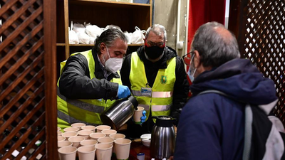 Reparto de desayunos solidarios en la iglesia de San Antón