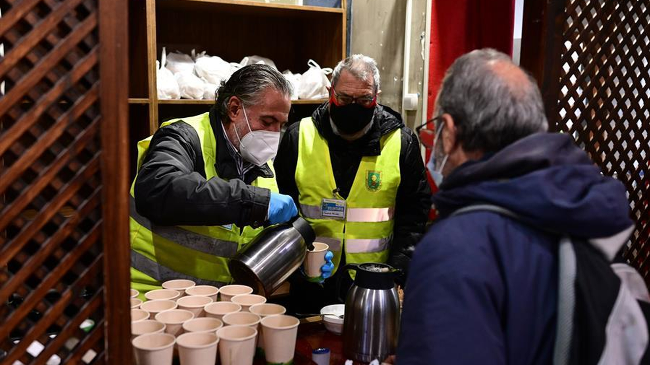 Reparto de desayunos solidarios en la iglesia de San Antón