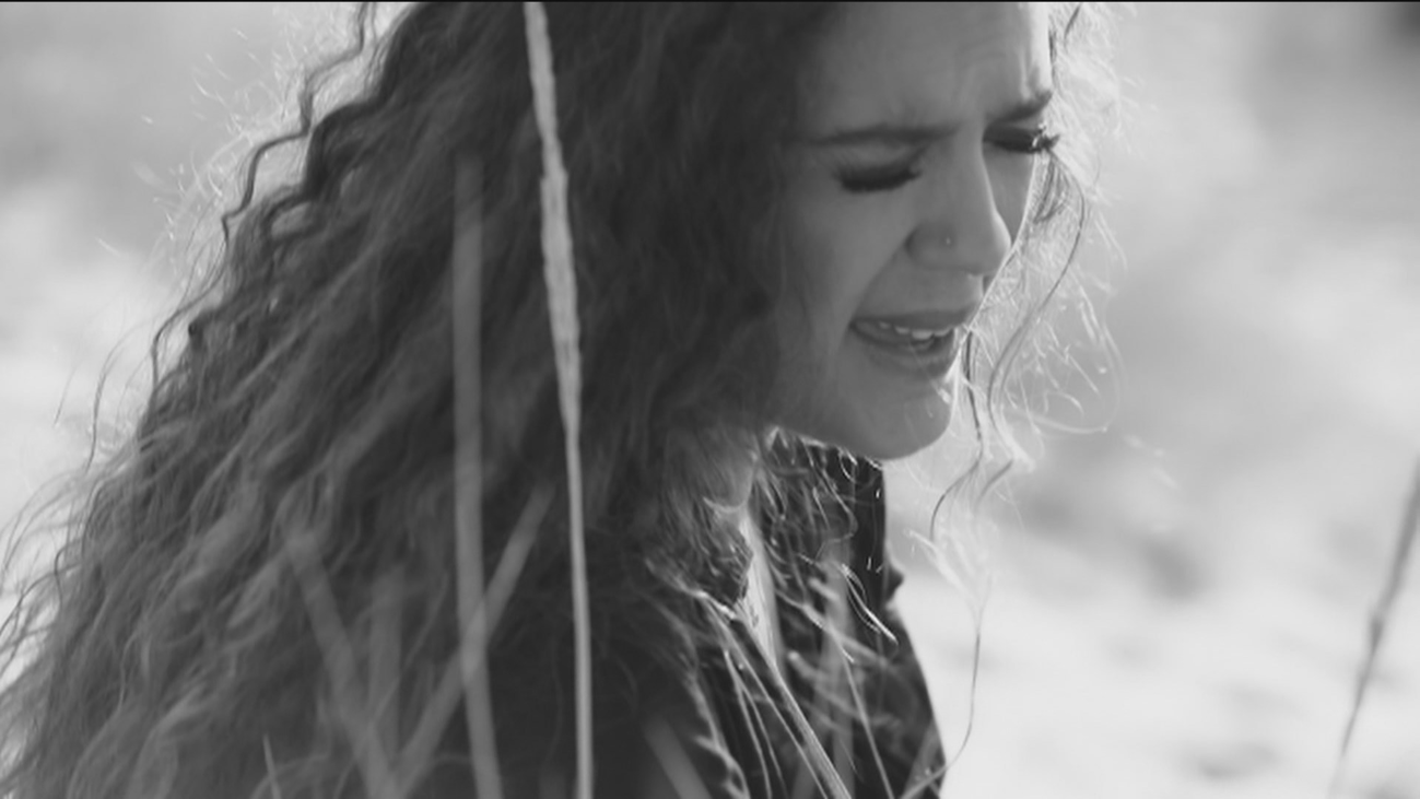 Los besos sinceros de Alba Molina