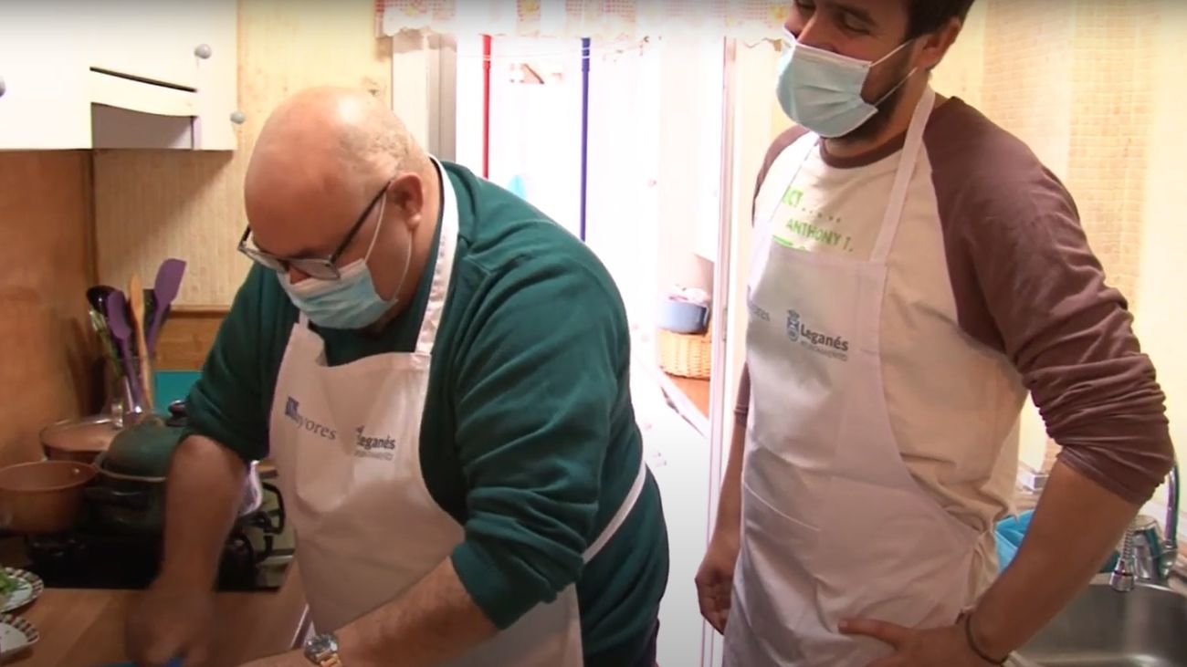 Un 'másterchef' para los mayores de Leganés que vivan solos y necesitan aprender a cocinar