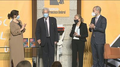 Mario Vargas Llosa recibe el premio Francisco Umbral por su novela 'Tiempos recios'