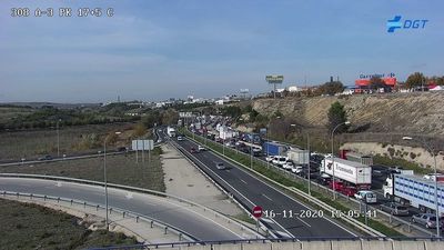 Gran atasco en la A-3 tras el accidente de un camión