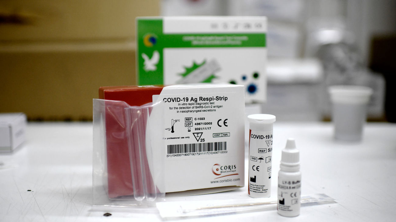 Caja de un test de antígeno para Covid-19 colocada en una farmacia