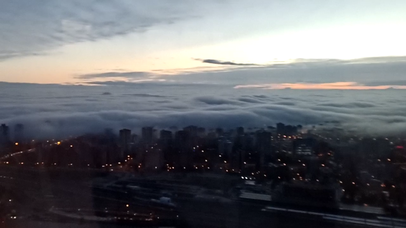 La niebla invade el amanecer de este lunes de Madrid