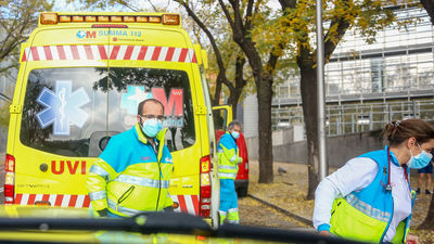 Un hombre grave en Puerta del Angel tras amputarle 3 falanges de una mano y caer por una ventana