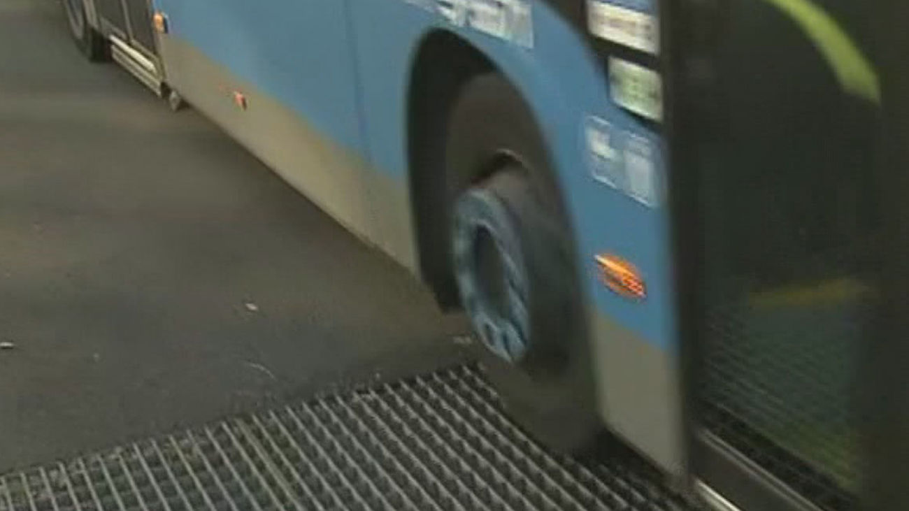 Vecinos desquiciados por el ruido de una rejilla en Santa María de la Cabeza cuando pasan los coches