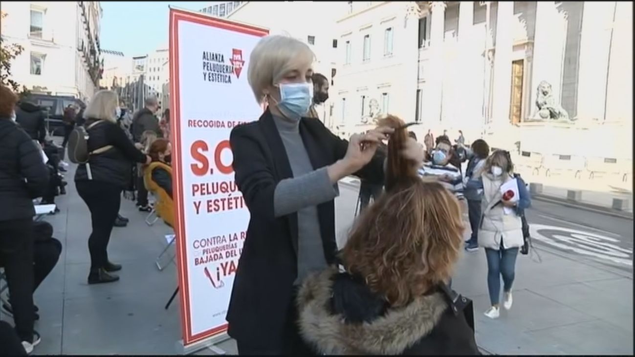 Peinados y cortes de pelo gratis frente al Congreso para pedir un plan de rescate al sector