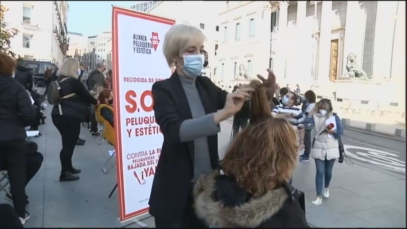 El sector de la peluquería protesta frente al Congreso