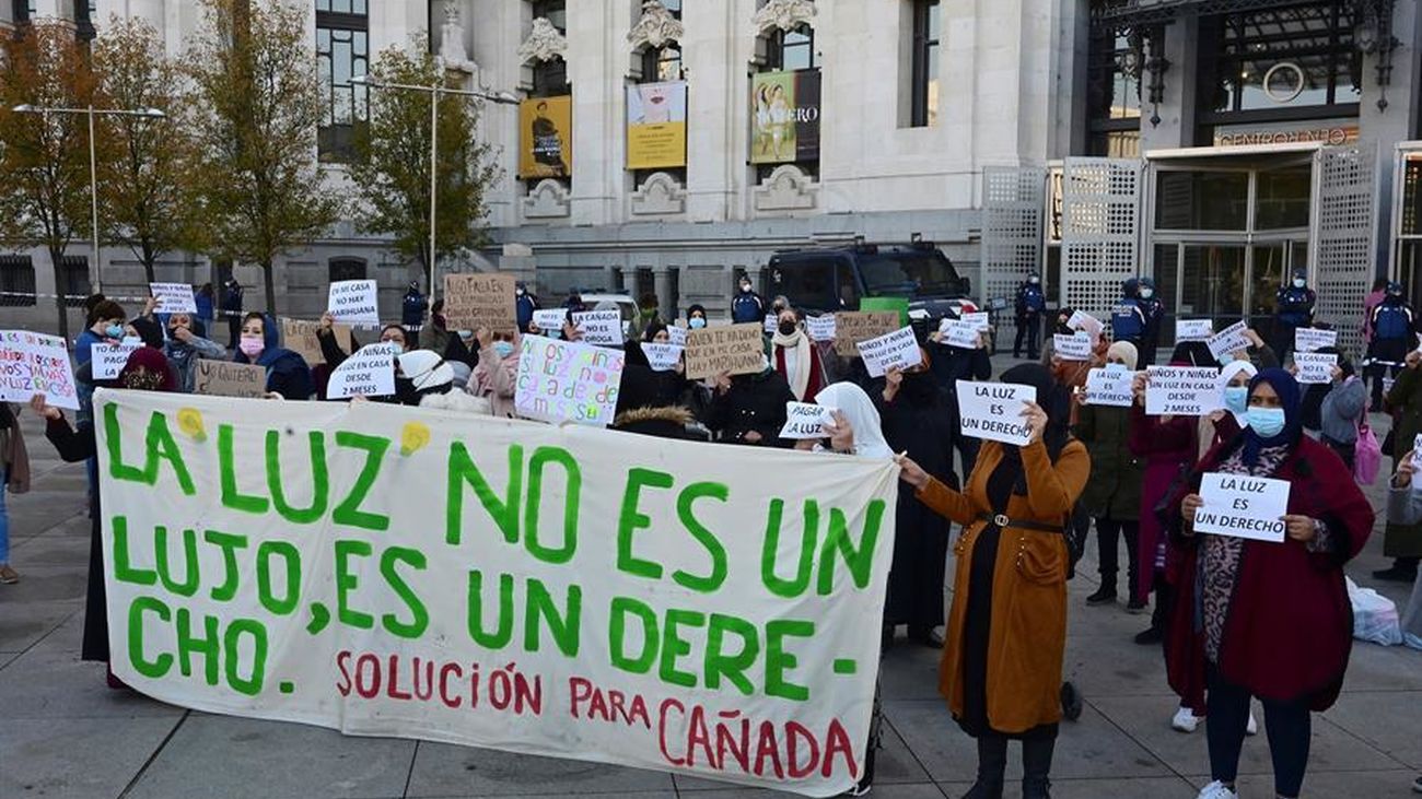Vecinos de la Cañada Real protestan ante el Ayuntamiento en Madrid