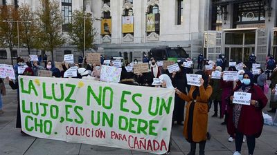 Vecinos de la Cañada Real protestan en Cibeles para pedir una "solución" a sus cortes de luz