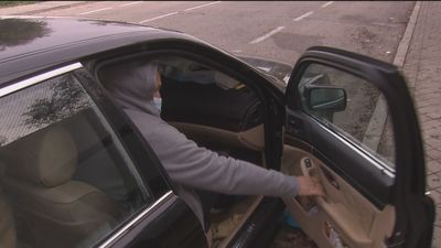 Una pareja y su hijo llevan un mes y medio viviendo en un coche en Cuatro Vientos