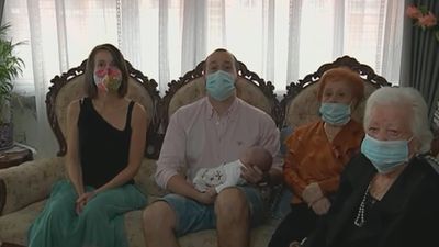 La bonita historia de la familia Álvarez, cinco generaciones fundidas en un abrazo