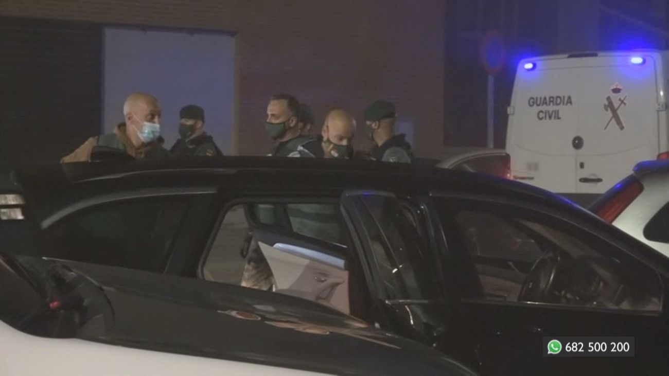 Así salía el detenido en Velilla del registro de su domicilio