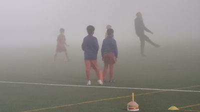 ¿Old Trafford? No, son los campos de Madrid de fútbol bajo la niebla