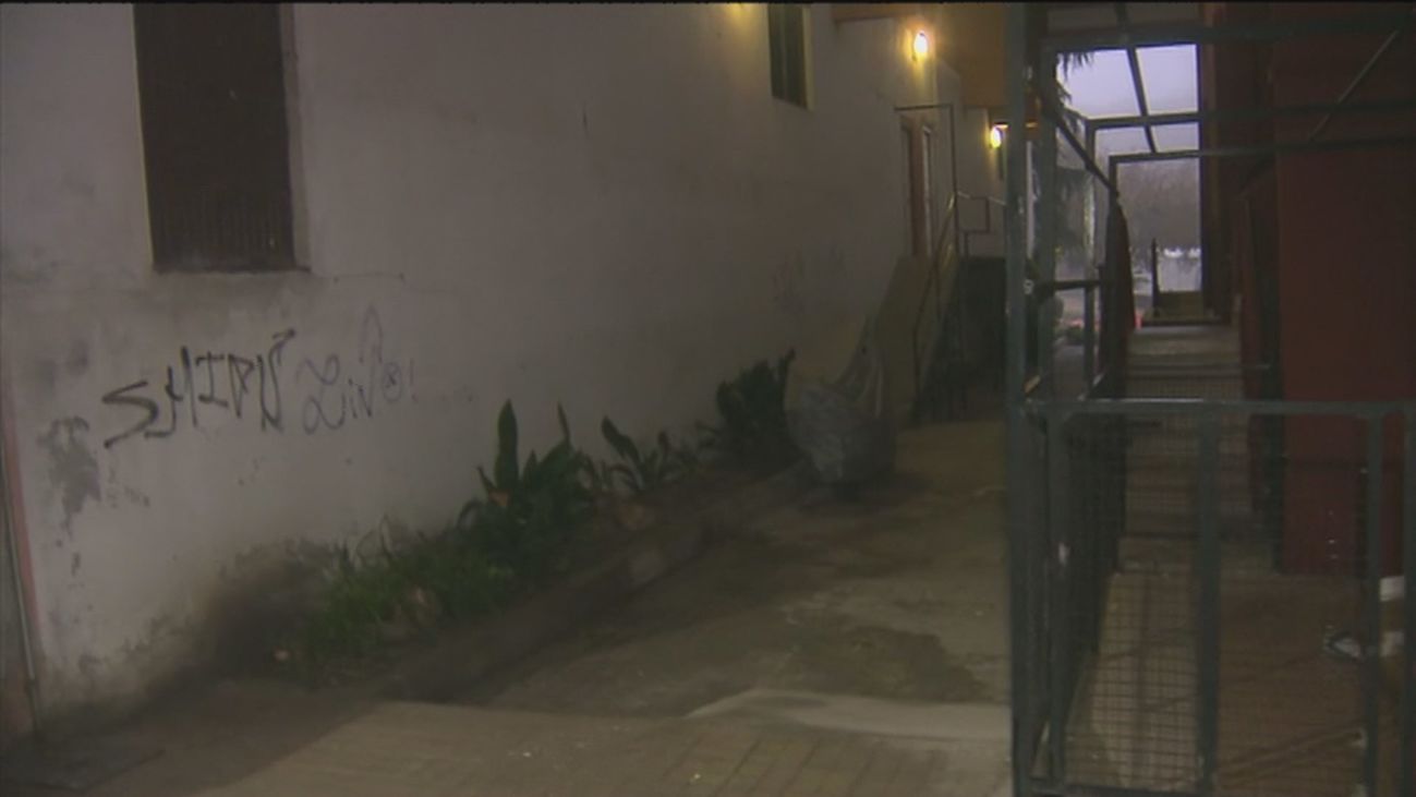 Una fuga de agua en un piso 'okupado' afecta a los cimientos de un edificio en San Martín de la Vega