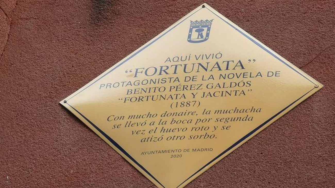 Placa que indica el lugar donde vivió 'Fortunata', en la plaza Mayor