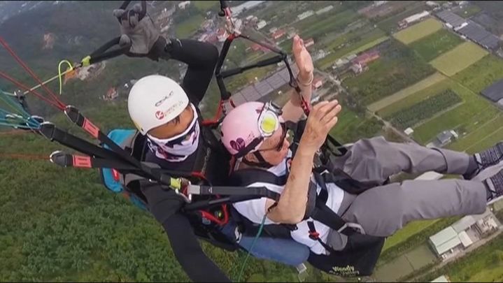 El hombre más mayor que ha volado en parapente / REDACCIÓN