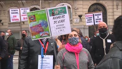 Las agencias de viajes piden visibilidad y ayudas urgentes en una concentración frente al Congreso