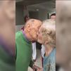El reencuentro de un matrimonio nonagenario tras meses separados por la covid