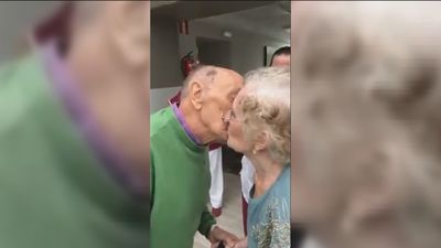 El reencuentro de un matrimonio nonagenario tras meses separados por la covid