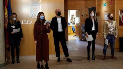 Los grupos de la Asamblea de Madrid, excepto Vox, leen un texto contra la violencia machista